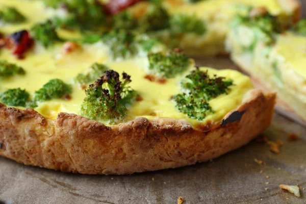 Quiche with broccoli and egg — Stock Photo, Image