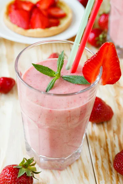 Batido de morango e sobremesa de morango — Fotografia de Stock