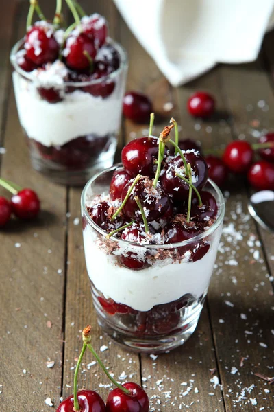Літній десерт з ягодами та морозивом — стокове фото