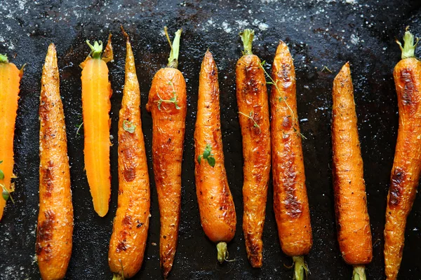 Gebakken wortelen op een bakplaat — Stockfoto
