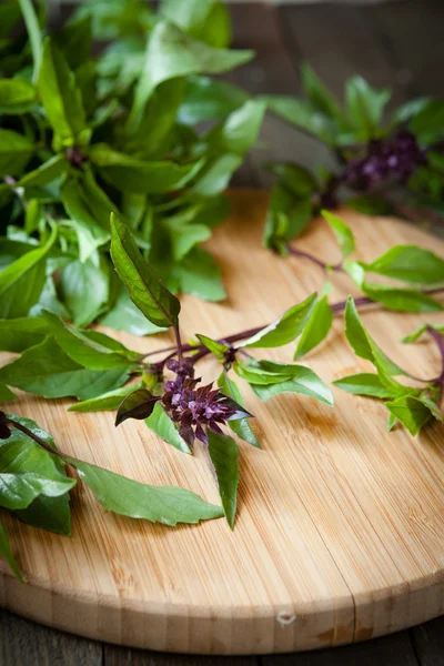 Rametti fioriti di basilico su un tagliere — Foto Stock