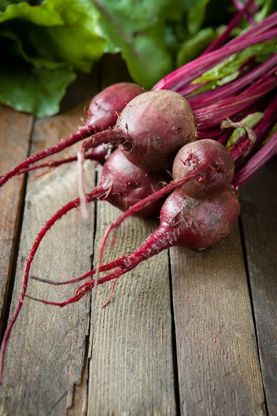 Bunch of young beets on the boards — Stock Photo, Image