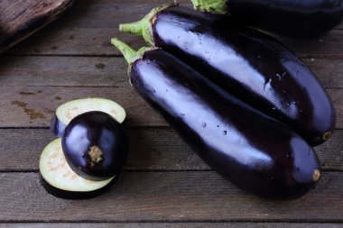 ahşap bir masa üzerinde ham taze patlıcan