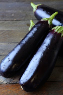 Üç ham taze patlıcan