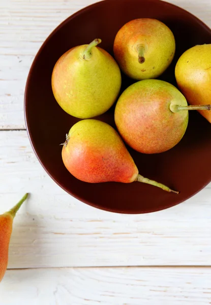 Fragrant and juicy pears on a platter — Stock Photo, Image