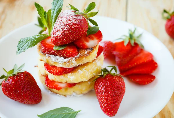 Käsekuchen-Dessert mit frischen Erdbeeren — Stockfoto