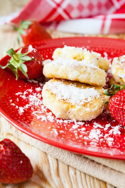 Cottage cheese pancakes with strawberries — Stock Photo, Image