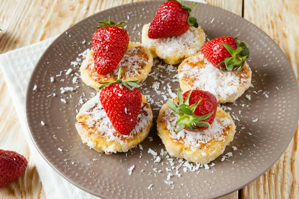 Summer dessert - cheesecake pancakes with strawberries — Stock Photo, Image