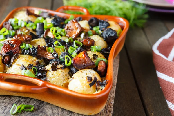 Geroosterde aardappel met paddenstoelen en kruiden — Stockfoto