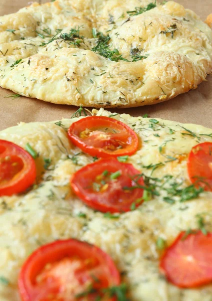 Italian focaccia (pizza) with tomatoes and herbs — Stock Photo, Image