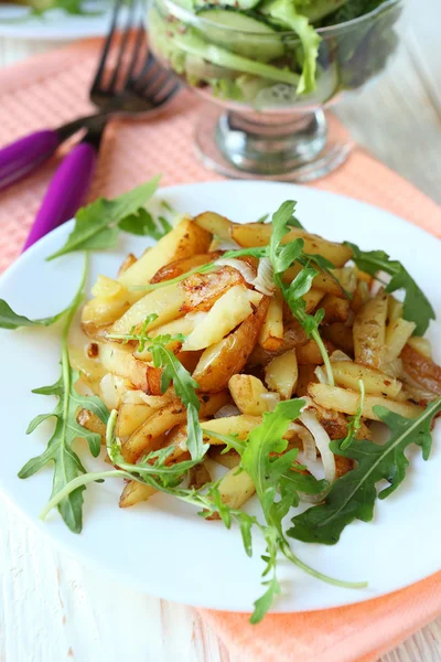 Potatoes with onion and arugula — Stock Photo, Image