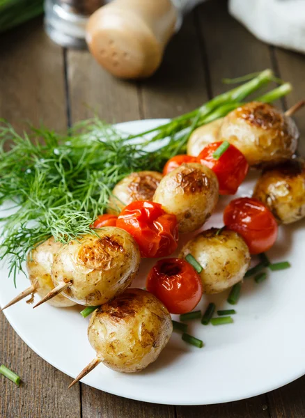 Vegetabiliska spett med potatis och tomater — Stockfoto