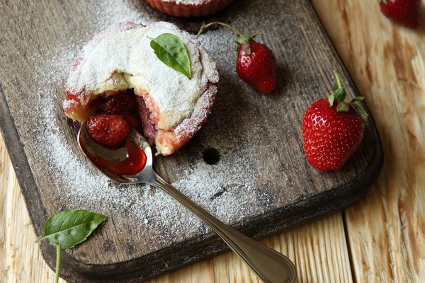 Pasticceria fatta in casa con marmellata di fragole — Foto Stock