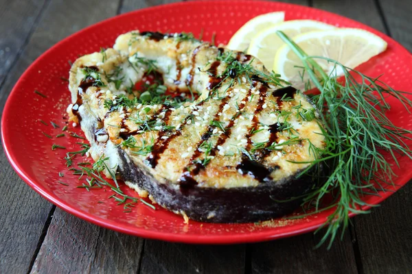 Bistecca di pesce fritta su piatto — Foto Stock