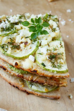 Pizza ile kabak ve keçi peyniri