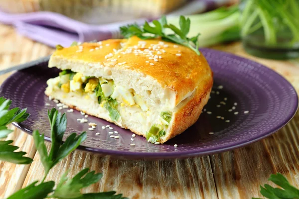 Pastadan bir plaka üzerinde yeşil soğan ile — Stok fotoğraf