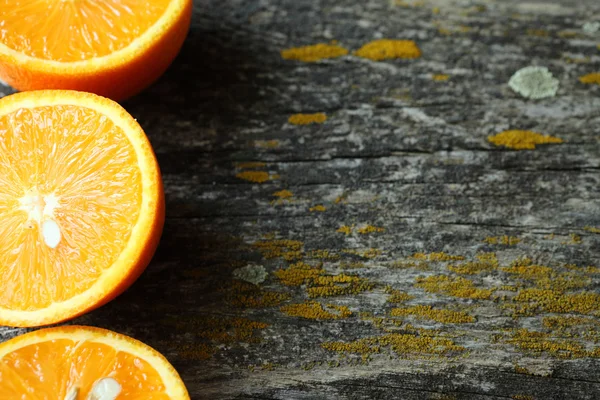 Metades de laranja em uma mesa velha — Fotografia de Stock
