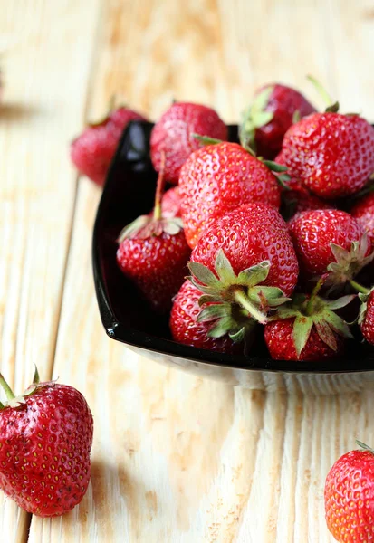 Ripe strawberries in a bowl on the table — Stock Photo, Image