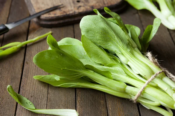 Grappolo bok choy sul tavolo — Foto Stock