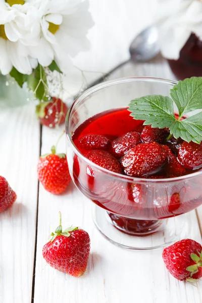 स्ट्रॉबेरीज आणि स्ट्रॉबेरी जॅम — स्टॉक फोटो, इमेज