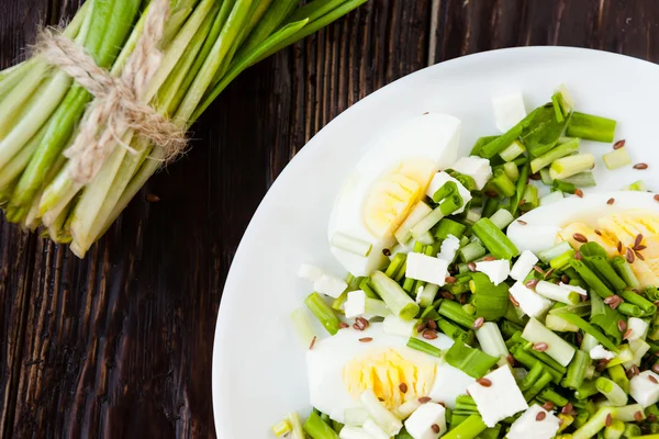 Salada com ovo e alho selvagem, Ramson — Fotografia de Stock