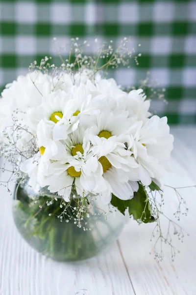 Bouquet of white flowers on the kitchen table — Stock Photo, Image