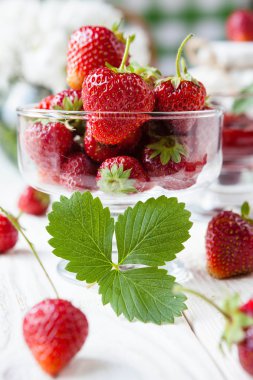 şeffaf bir kase taze ve olgun çilek