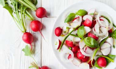 yeşillikleri ile taze turp salatası