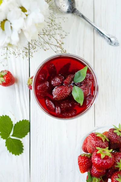 Confiture de fraises dans un bol et baies — Photo