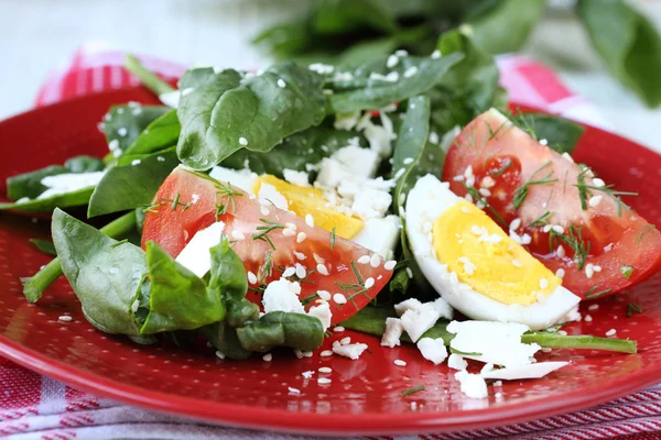 Salat mit Spinat und Ziegenkäse — Stockfoto