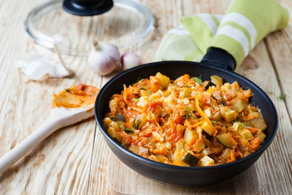 Рагу из овощей с кастрюлями на сковородке — стоковое фото