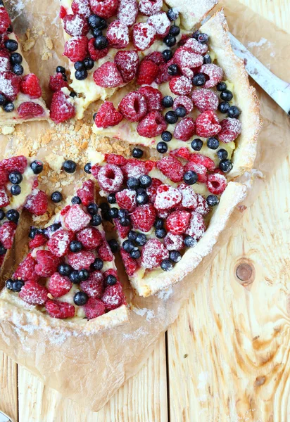 Tart with berries cut into pieces, the cake — Stock Photo, Image