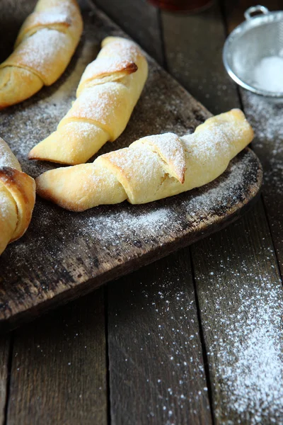Domácí croissanty s práškovým cukrem — Stock fotografie