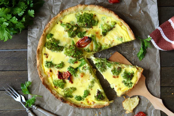 Tasty quiche with broccoli top view — Stock Photo, Image