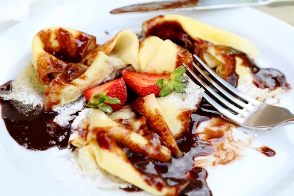 Pannkakor med choklad och jordgubbar — Stockfoto