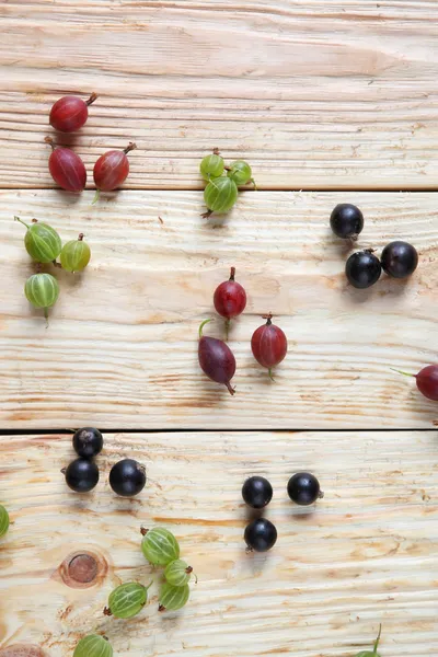 Разнообразные ягоды на деревянном столе — стоковое фото
