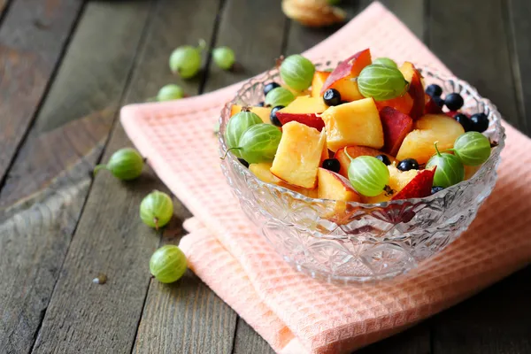 Färsk fruktsallad i en skål — Stockfoto