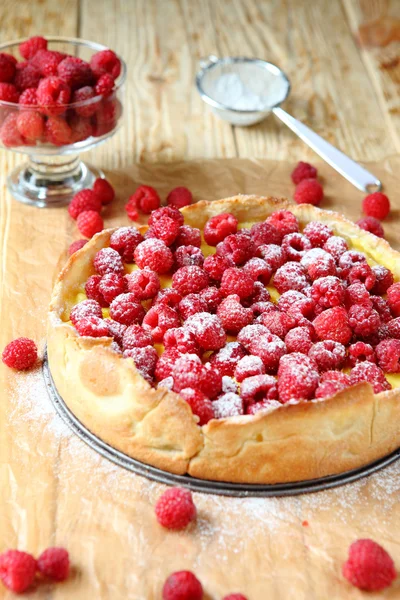 Tart with raspberries and powdered sugar — Stock Photo, Image
