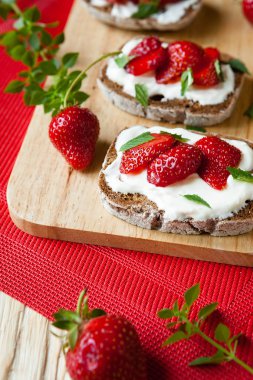 Yaz bruschetta kahvaltı için çilek ile