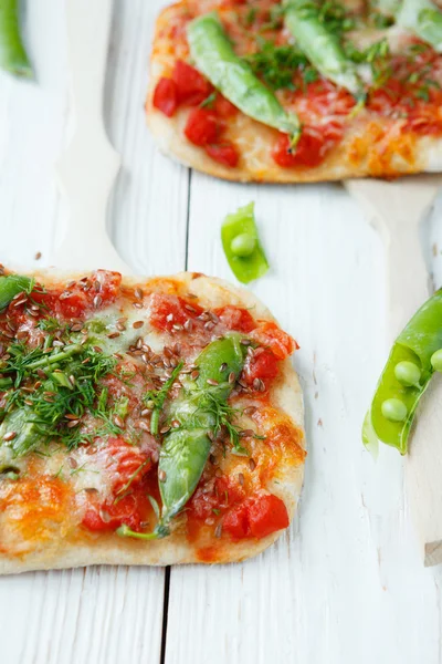 Pita com ervilhas verdes e tomates — Fotografia de Stock