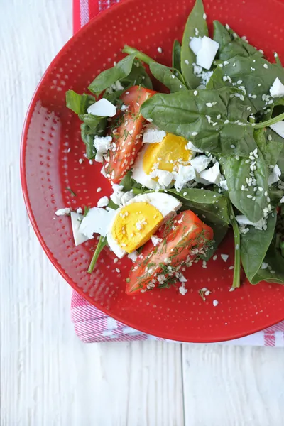 Frischer Salat mit Spinat und Ei — Stockfoto