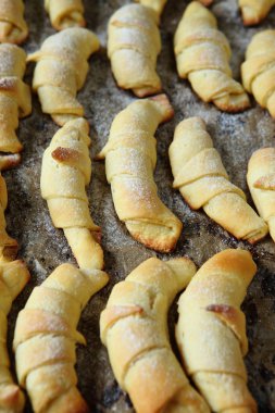 fırın tepsisindeki taze pişmiş kruvasanlar