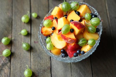 taze salata şeftali ve bektaşi üzümü