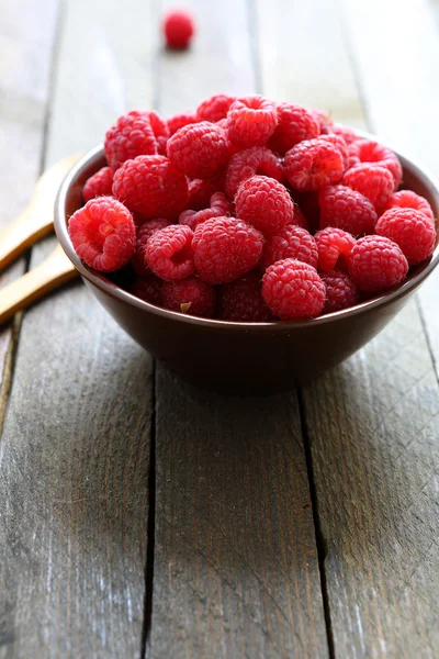 Juicy fresh raspberries in a bowl — Stock Photo, Image