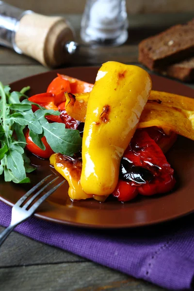 Roasted peppers with arugula — Stock Photo, Image