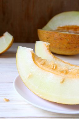 bir tabak taze kavun dilimleri