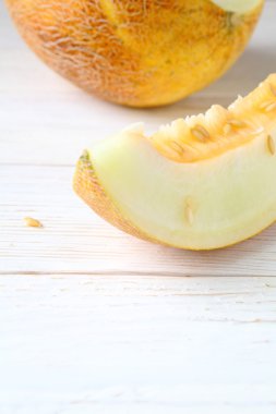 beyaz tahtalar üzerinde taze ve hoş kokulu kavun dilimleri