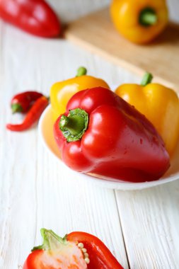 taze ve tatlı biber bir kase