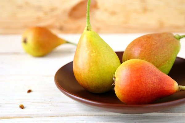 Frische und saftige Früchte auf dem Tisch, Birne — Stockfoto