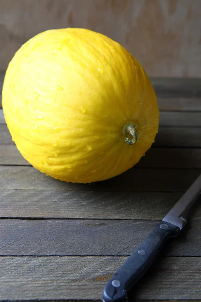Melon jaune entier sur la table — Photo